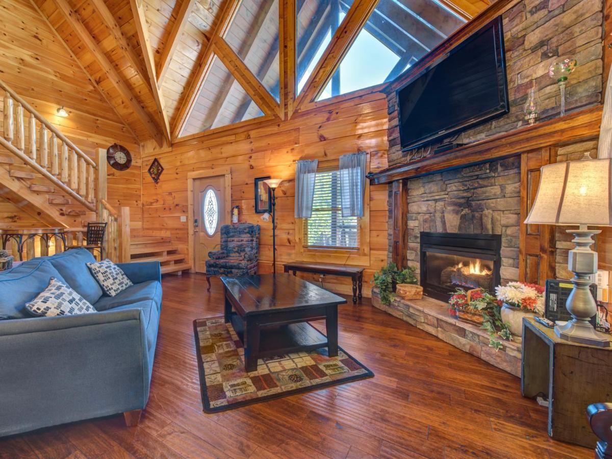 Moonlight Theater Lodge, 3 Bedrooms, Hot Tub, Pool, Sleeps 14 Holiday home Pigeon Forge