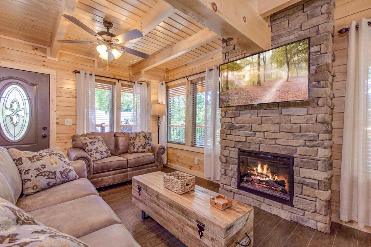 Holiday home Pure Indulgence, 2 Bedrooms, Hot Tub, Pool Access, Theater Room, Sleeps 10 *