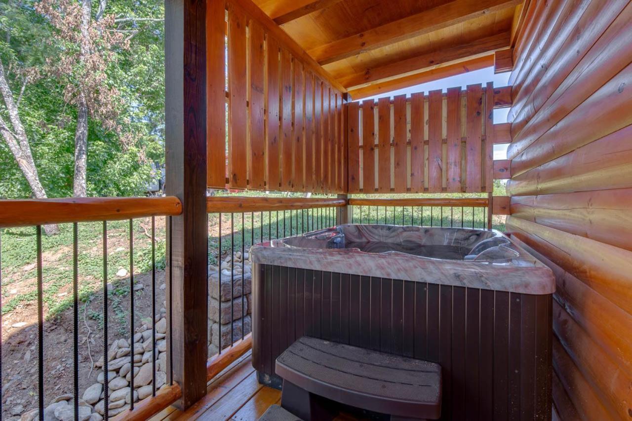 Pure Indulgence, 2 Bedrooms, Hot Tub, Pool Access, Theater Room, Sleeps 10 Holiday home