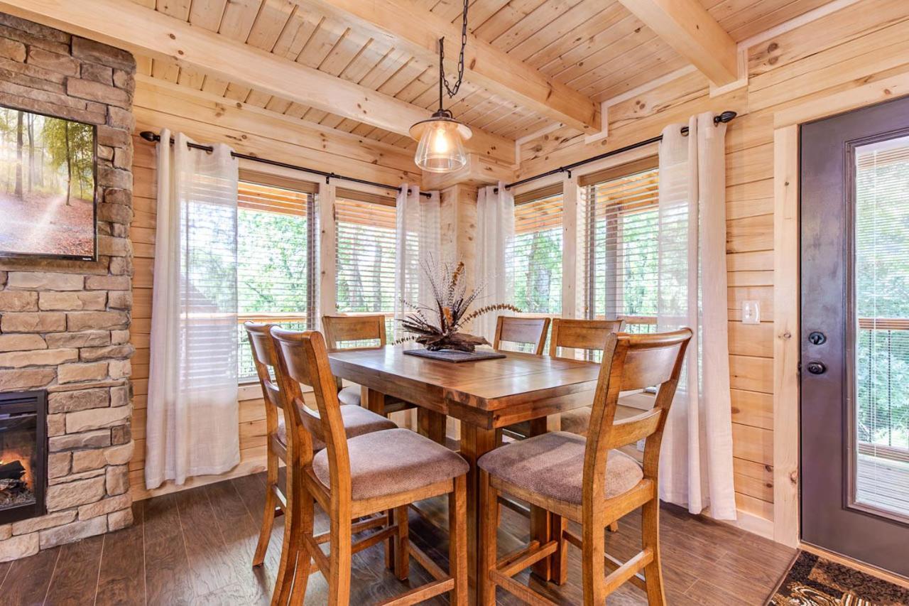 Pure Indulgence, 2 Bedrooms, Hot Tub, Pool Access, Theater Room, Sleeps 10 * Pigeon Forge