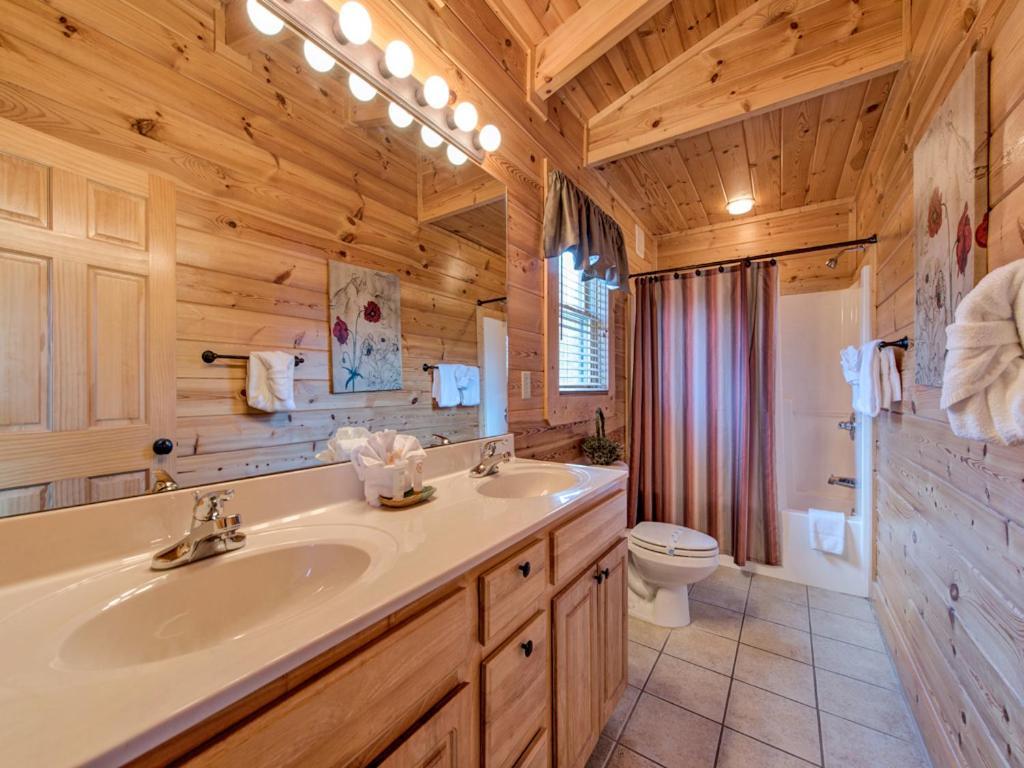 Misty Mountain Hideaway * Pigeon Forge