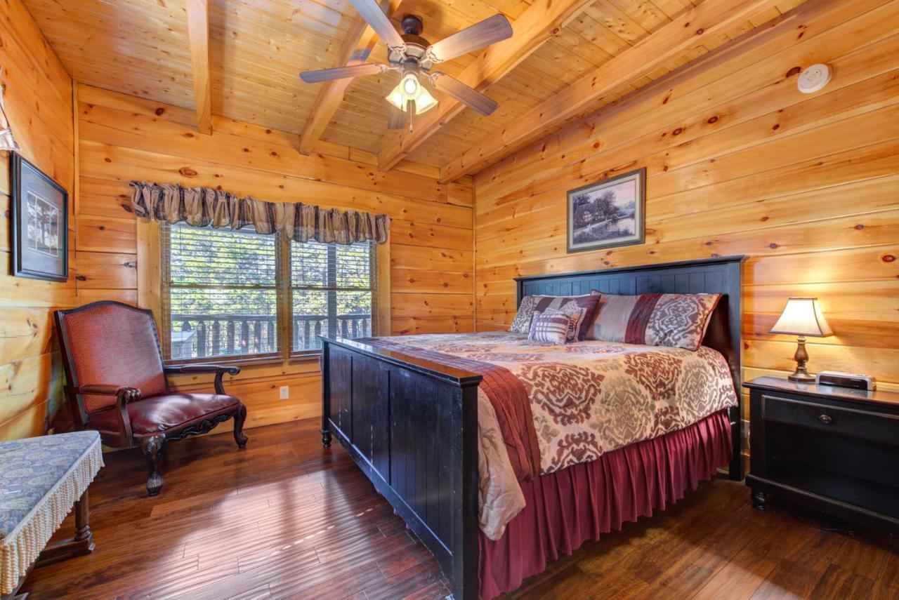Moonlight Theater Lodge, 3 Bedrooms, Hot Tub, Pool, Sleeps 14 * Pigeon Forge