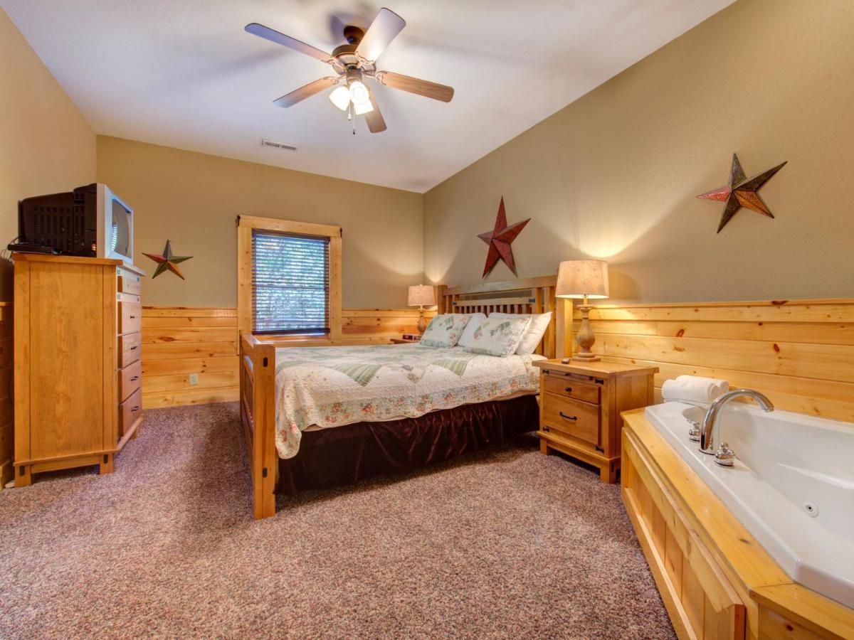 Holiday home Moonlight Theater Lodge, 3 Bedrooms, Hot Tub, Pool, Sleeps 14 *