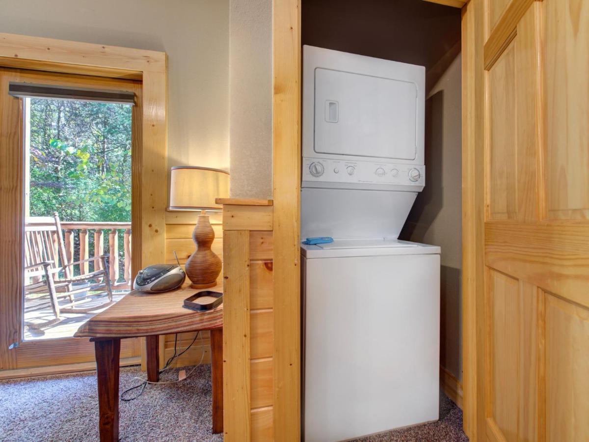 Holiday home Moonlight Theater Lodge, 3 Bedrooms, Hot Tub, Pool, Sleeps 14