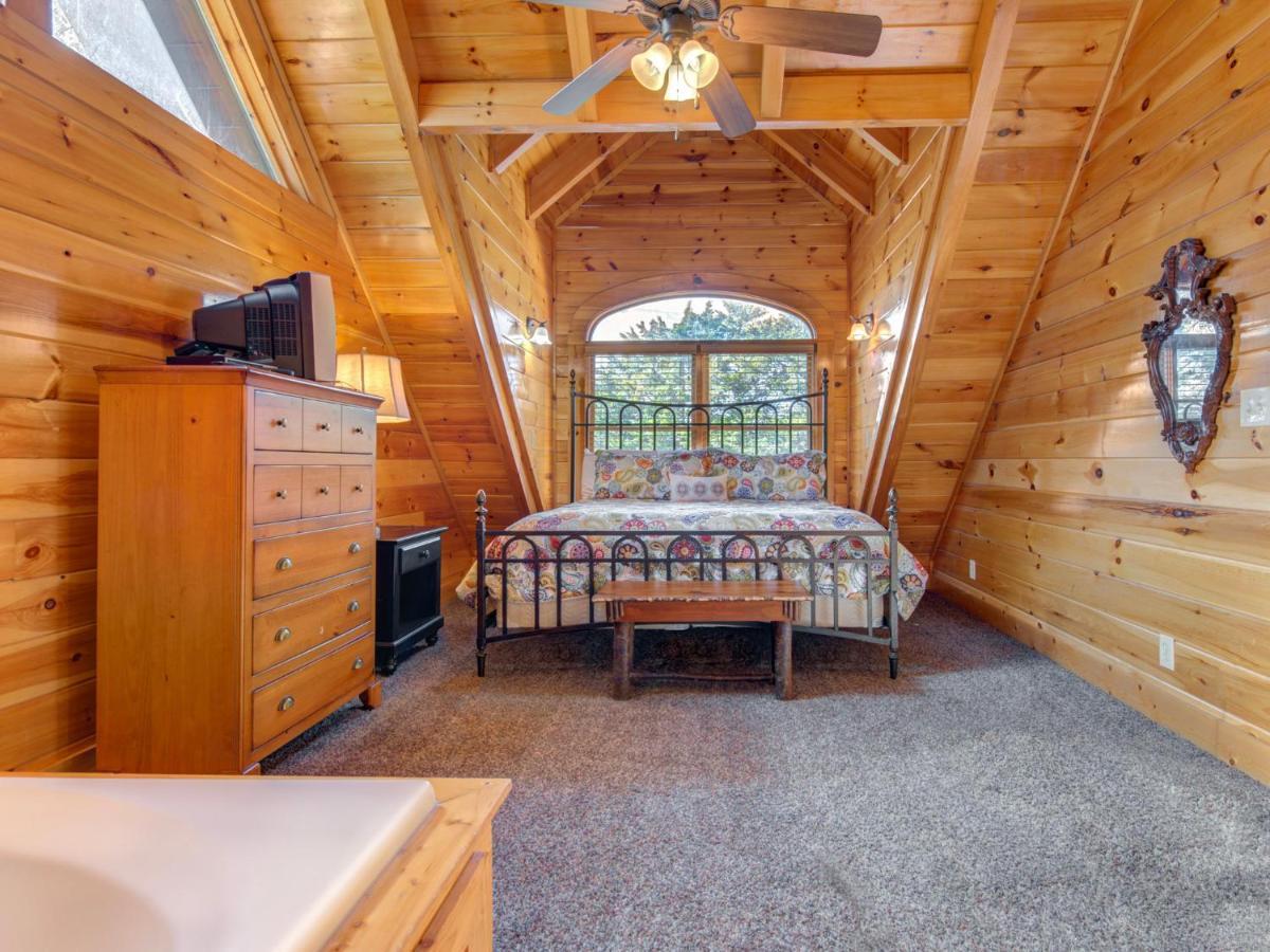 Moonlight Theater Lodge, 3 Bedrooms, Hot Tub, Pool, Sleeps 14 Holiday home Pigeon Forge
