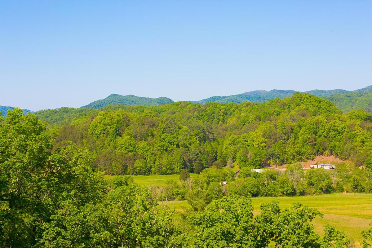 Misty Mountain Hideaway * Pigeon Forge
