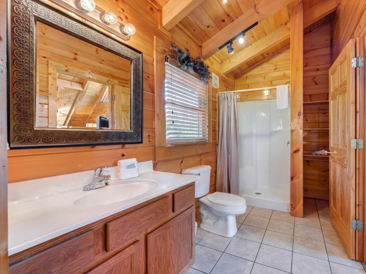 Moonlight Theater Lodge, 3 Bedrooms, Hot Tub, Pool, Sleeps 14 * Pigeon Forge