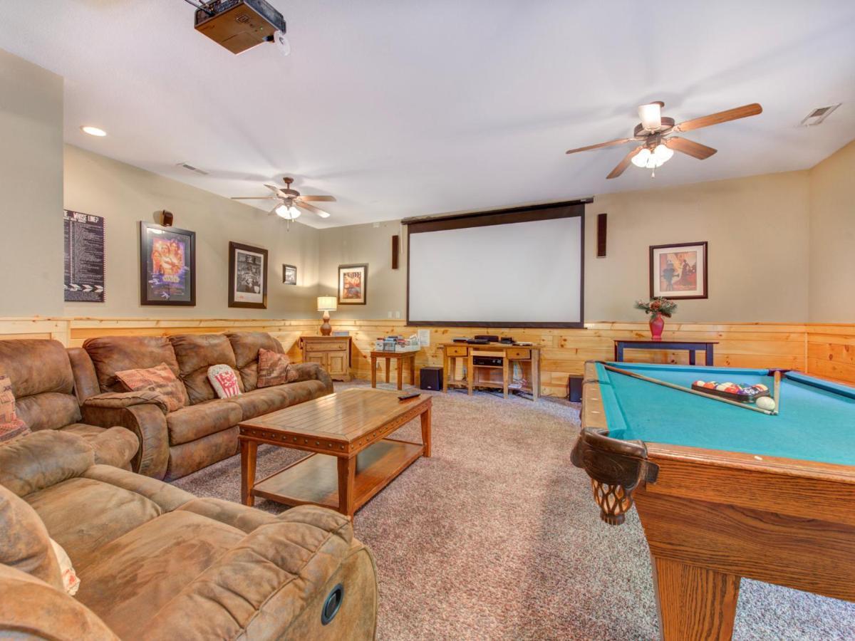 Holiday home Moonlight Theater Lodge, 3 Bedrooms, Hot Tub, Pool, Sleeps 14