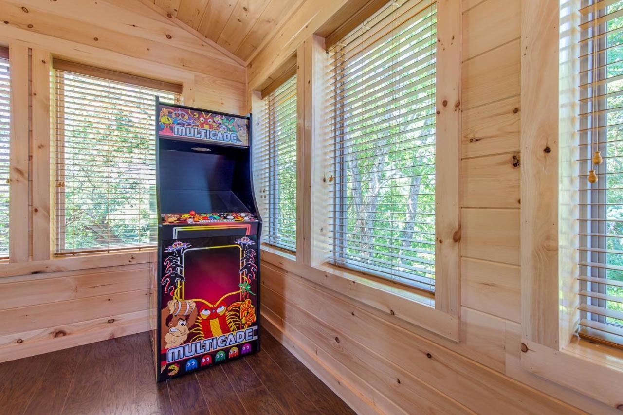 Pure Indulgence, 2 Bedrooms, Hot Tub, Pool Access, Theater Room, Sleeps 10 Holiday home Pigeon Forge