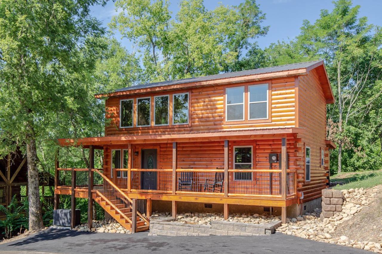 Pure Indulgence, 2 Bedrooms, Hot Tub, Pool Access, Theater Room, Sleeps 10 * Pigeon Forge