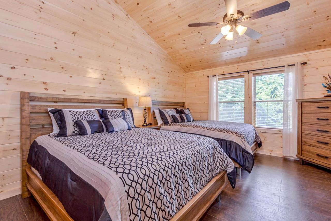Holiday home Pure Indulgence, 2 Bedrooms, Hot Tub, Pool Access, Theater Room, Sleeps 10 Pigeon Forge