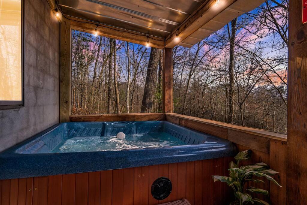 Holiday home The Family Stone Luxe Sleeps 12 Hot Tub Dogfriendly Dollywood *