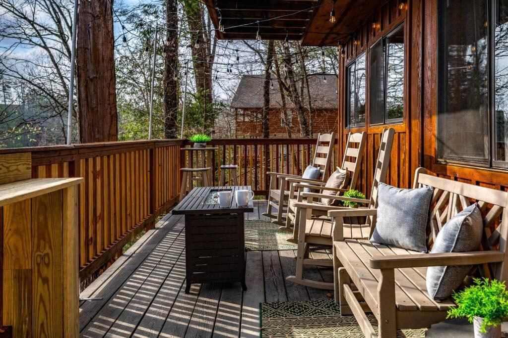 The Family Stone Luxe Sleeps 12 Hot Tub Dogfriendly Dollywood Holiday home Pigeon Forge