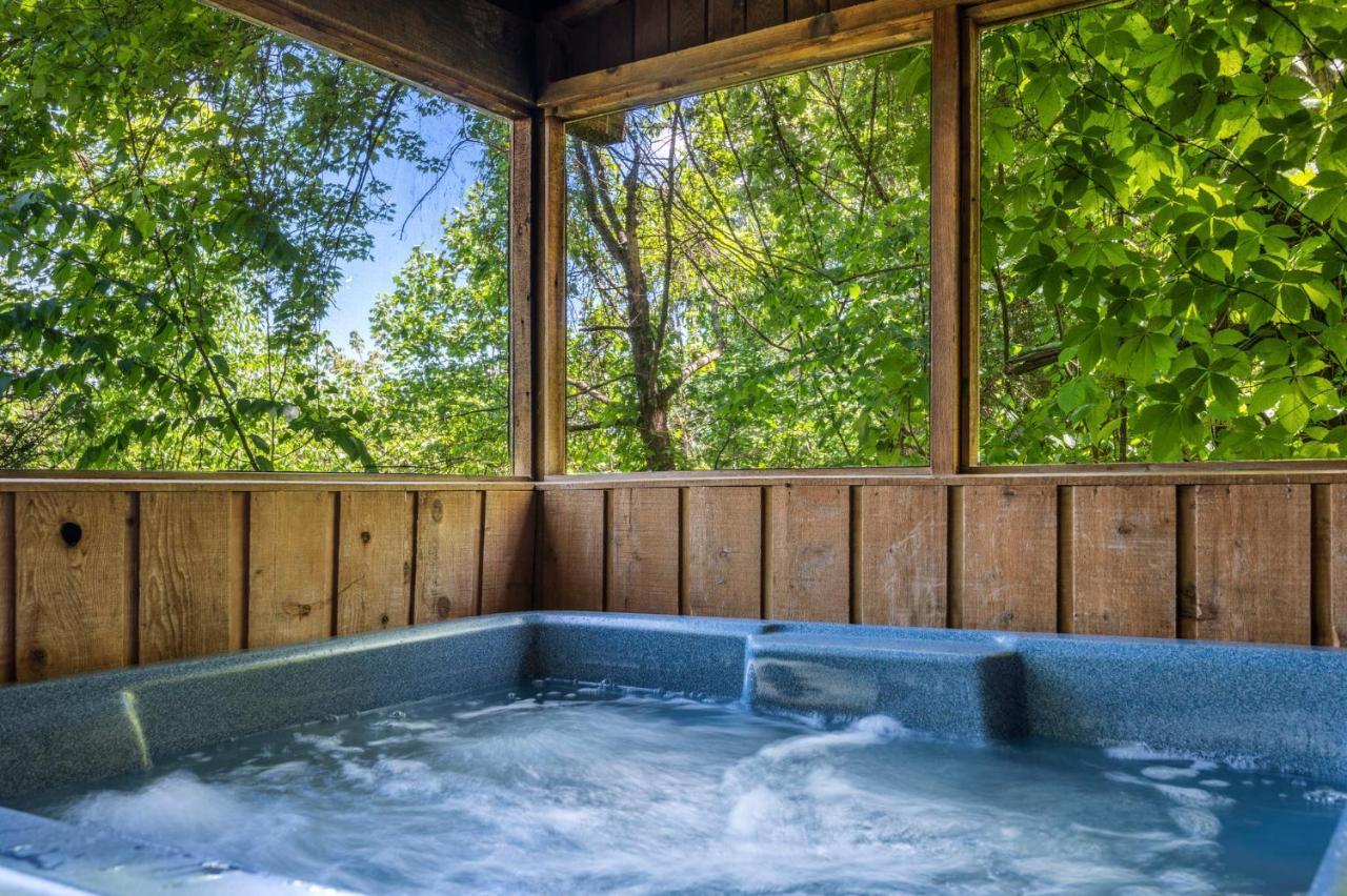Romantic Log With Hot Tub *