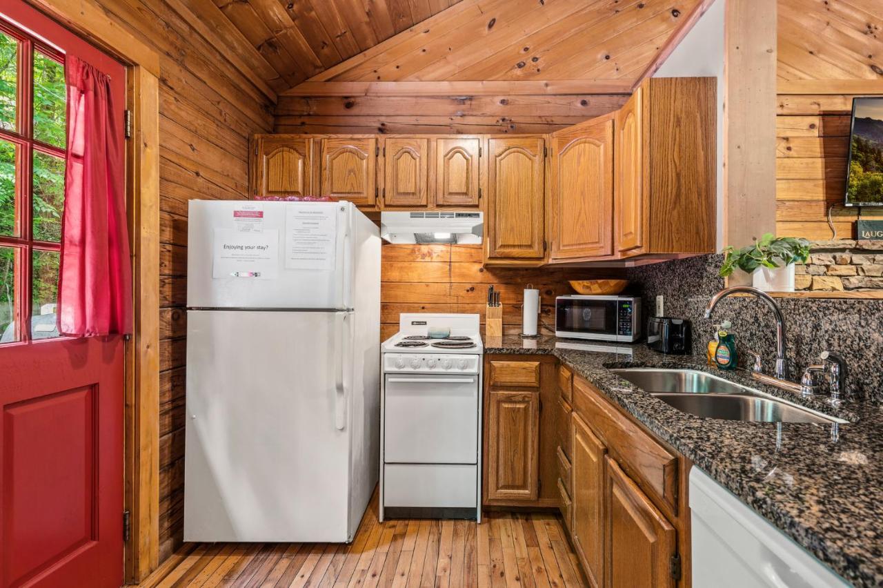 Romantic Log With Hot Tub Holiday home Pigeon Forge