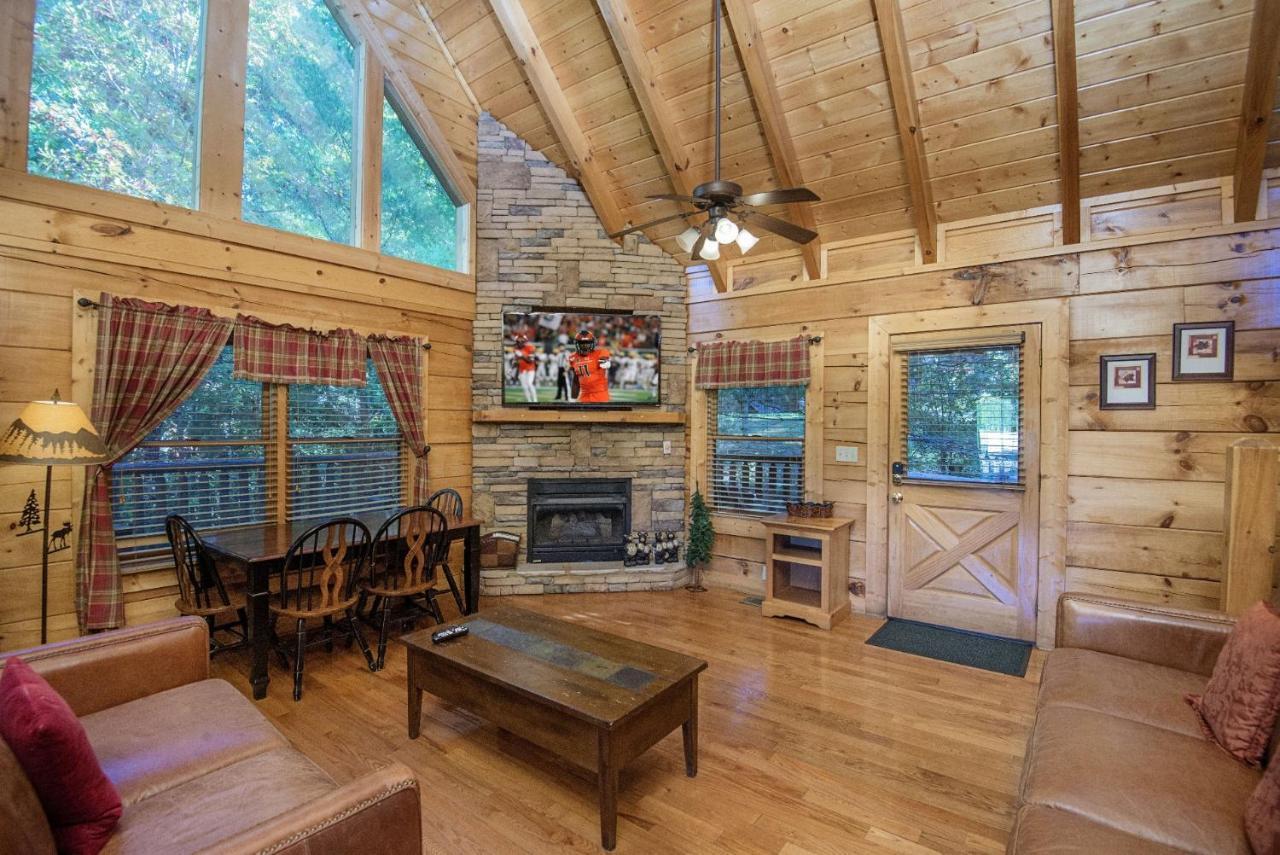 Er244 - Black Hawk Hideaway Pigeon Forge