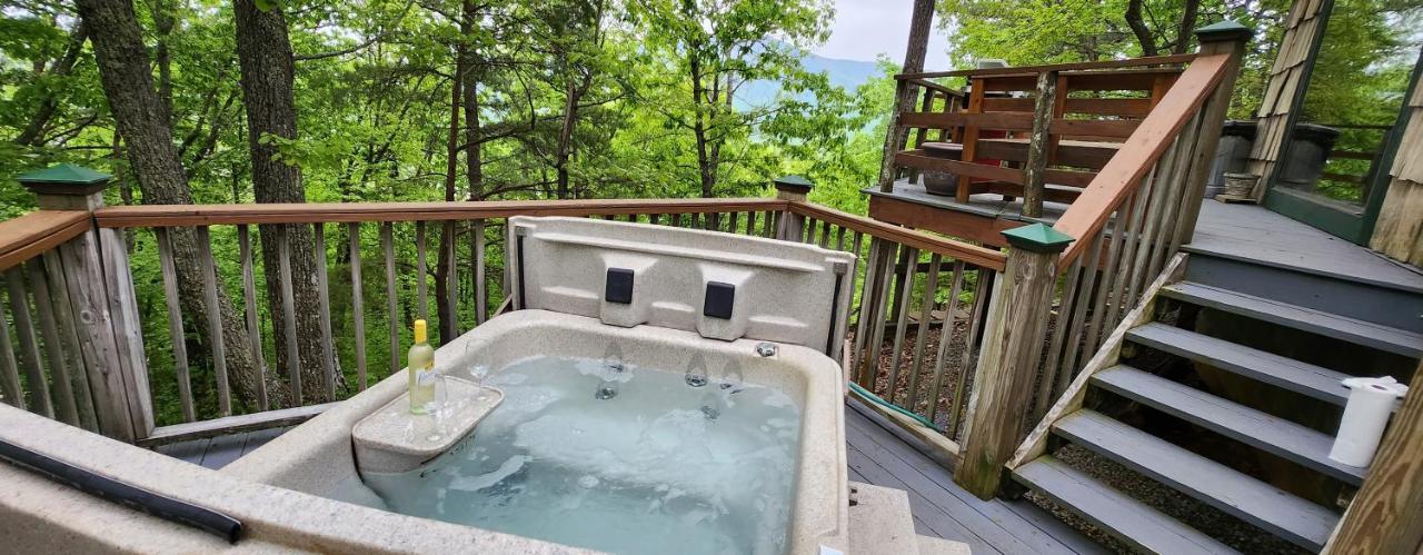 Villa 10 Miles Away From The Heart Of It All! Pigeon Forge