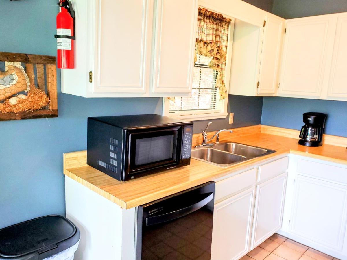 Hillbilly Hilton-pet Friendly-sleeps 4-free Tickets-mountain View Pigeon Forge