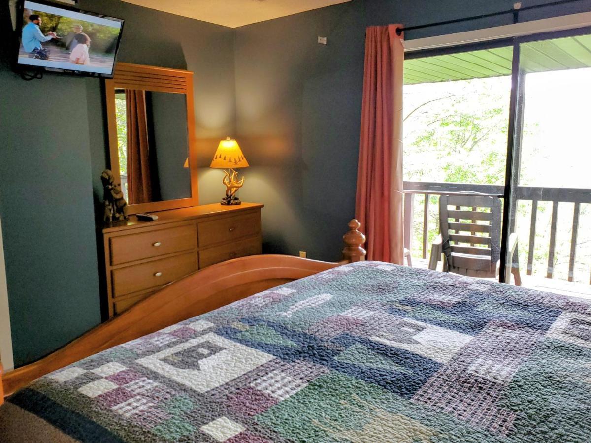 Chalet Hillbilly Hilton-pet Friendly-sleeps 4-free Tickets-mountain View *