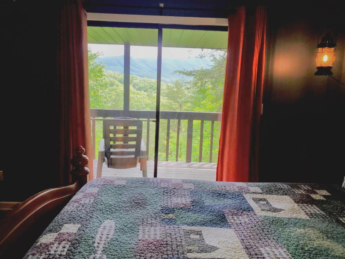 Chalet Hillbilly Hilton-pet Friendly-sleeps 4-free Tickets-mountain View Pigeon Forge