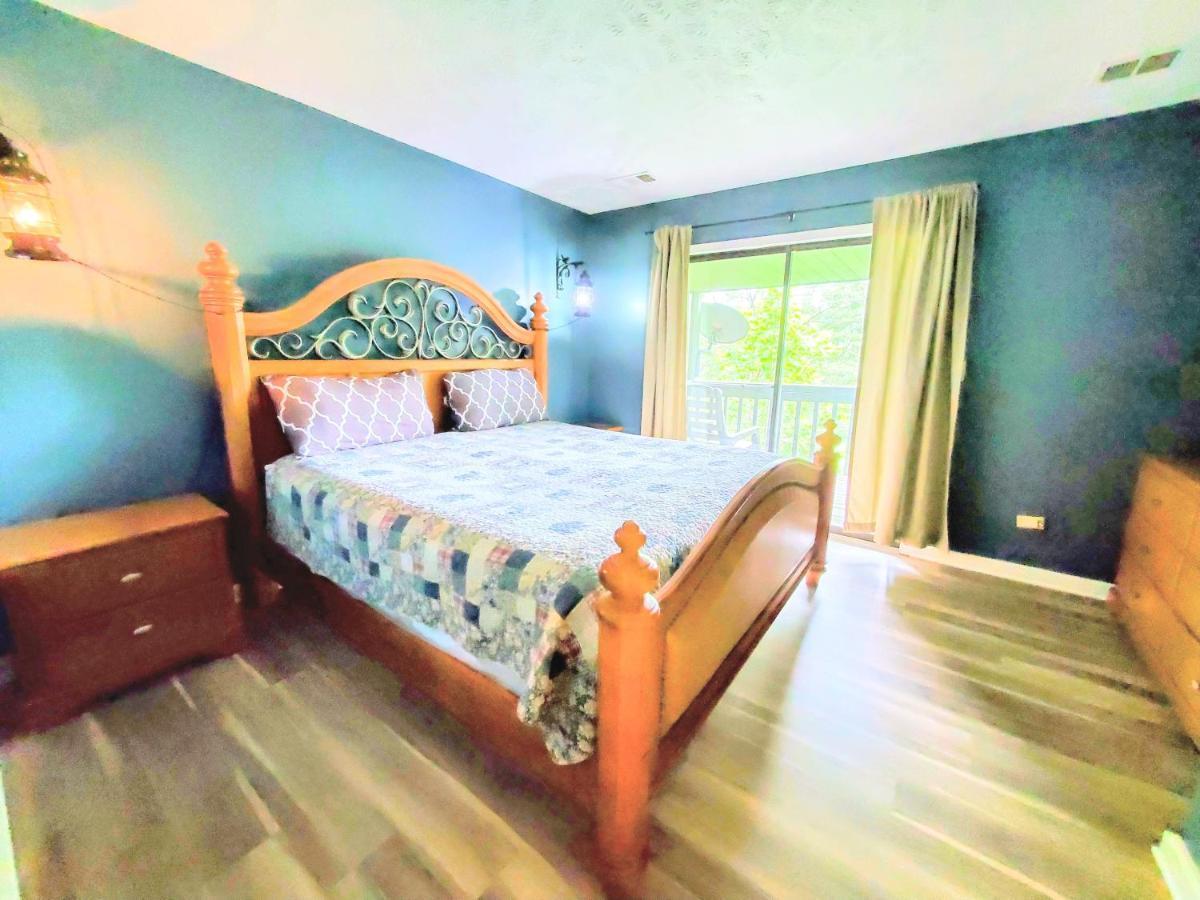 Chalet Hillbilly Hilton-pet Friendly-sleeps 4-free Tickets-mountain View