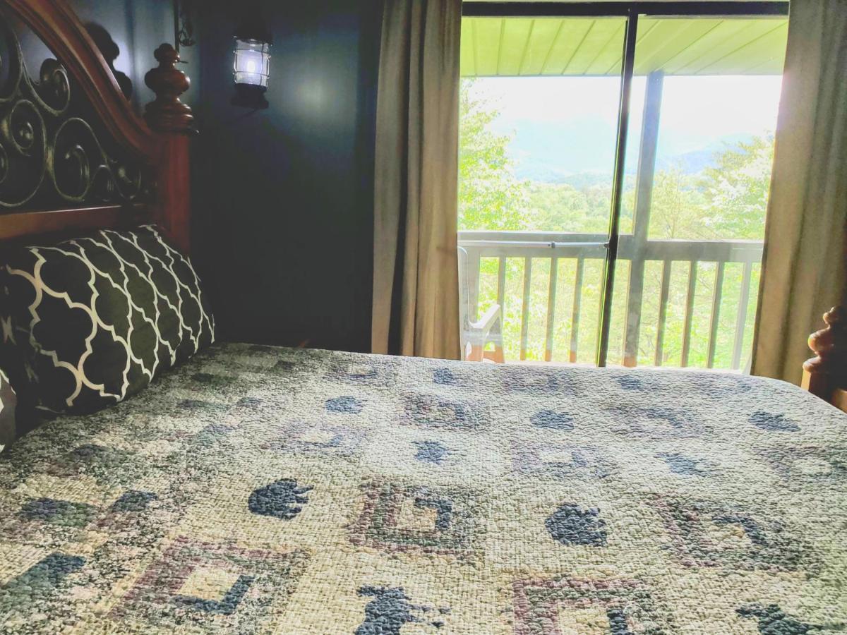 Hillbilly Hilton-pet Friendly-sleeps 4-free Tickets-mountain View Chalet