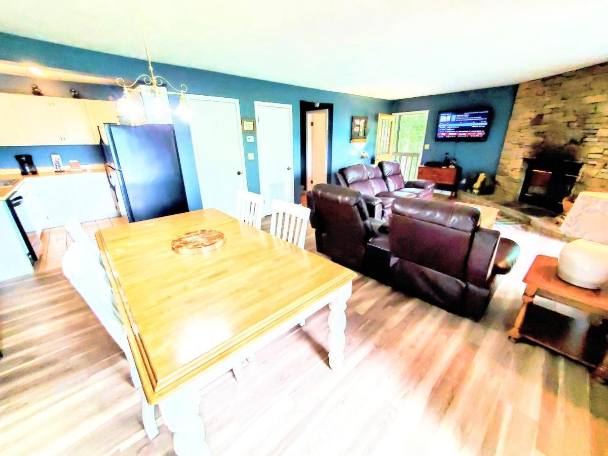 Chalet Hillbilly Hilton-pet Friendly-sleeps 4-free Tickets-mountain View