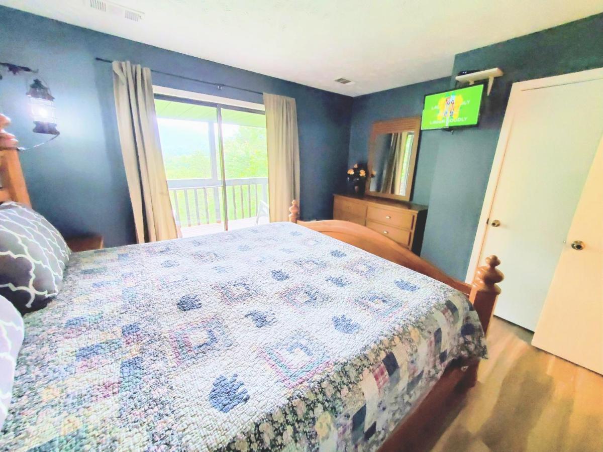 Hillbilly Hilton-pet Friendly-sleeps 4-free Tickets-mountain View Chalet *