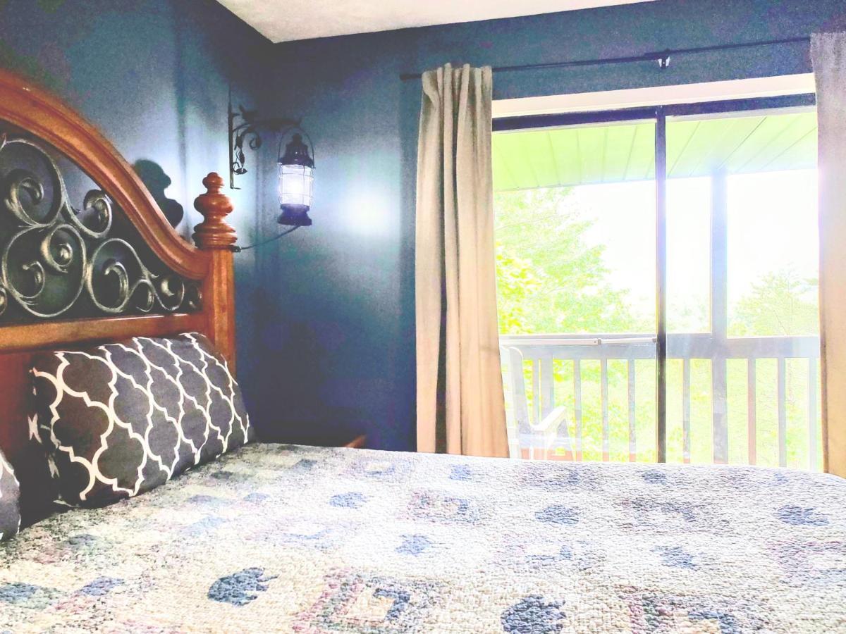 Chalet Hillbilly Hilton-pet Friendly-sleeps 4-free Tickets-mountain View