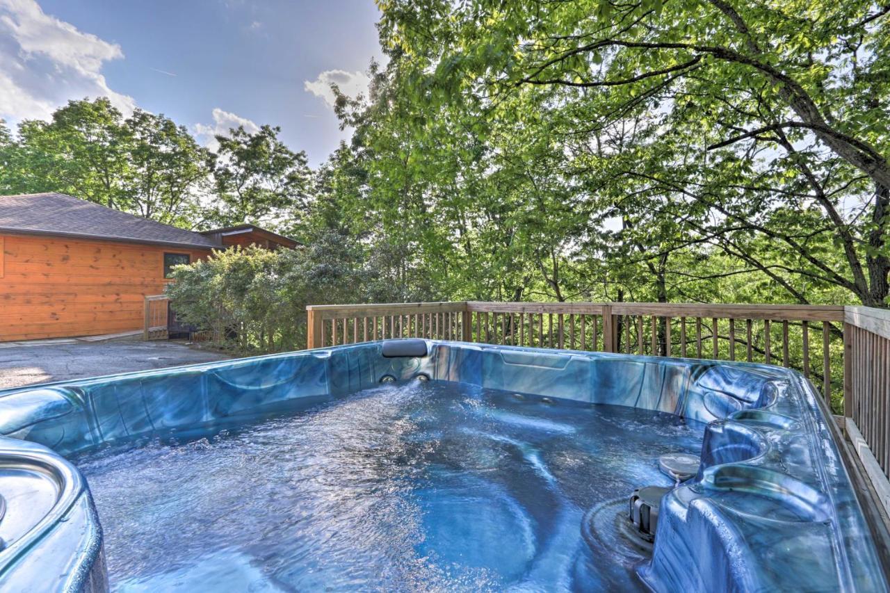 Holiday home Luxe With Hot Tub, Theater, Pool Table, Arcade *