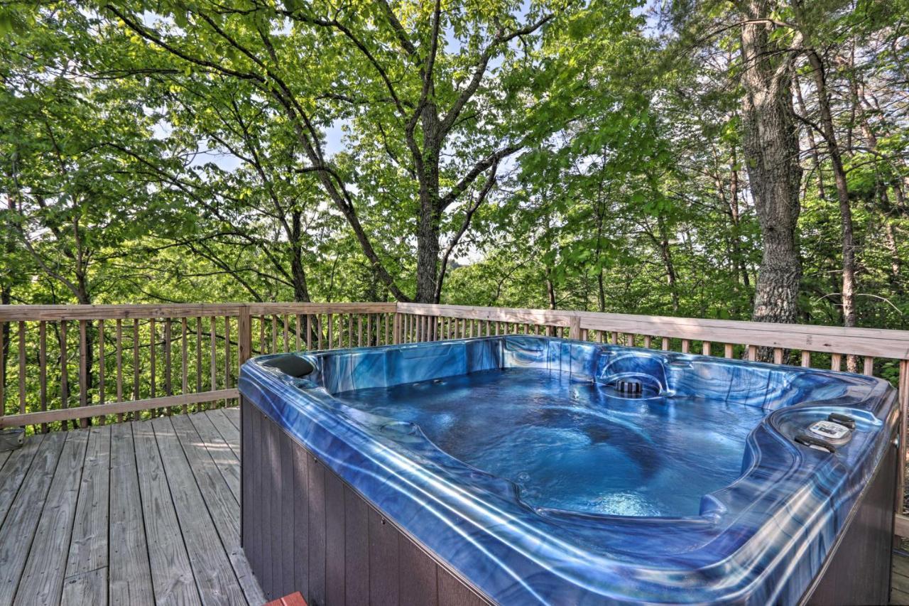 Holiday home Luxe With Hot Tub, Theater, Pool Table, Arcade