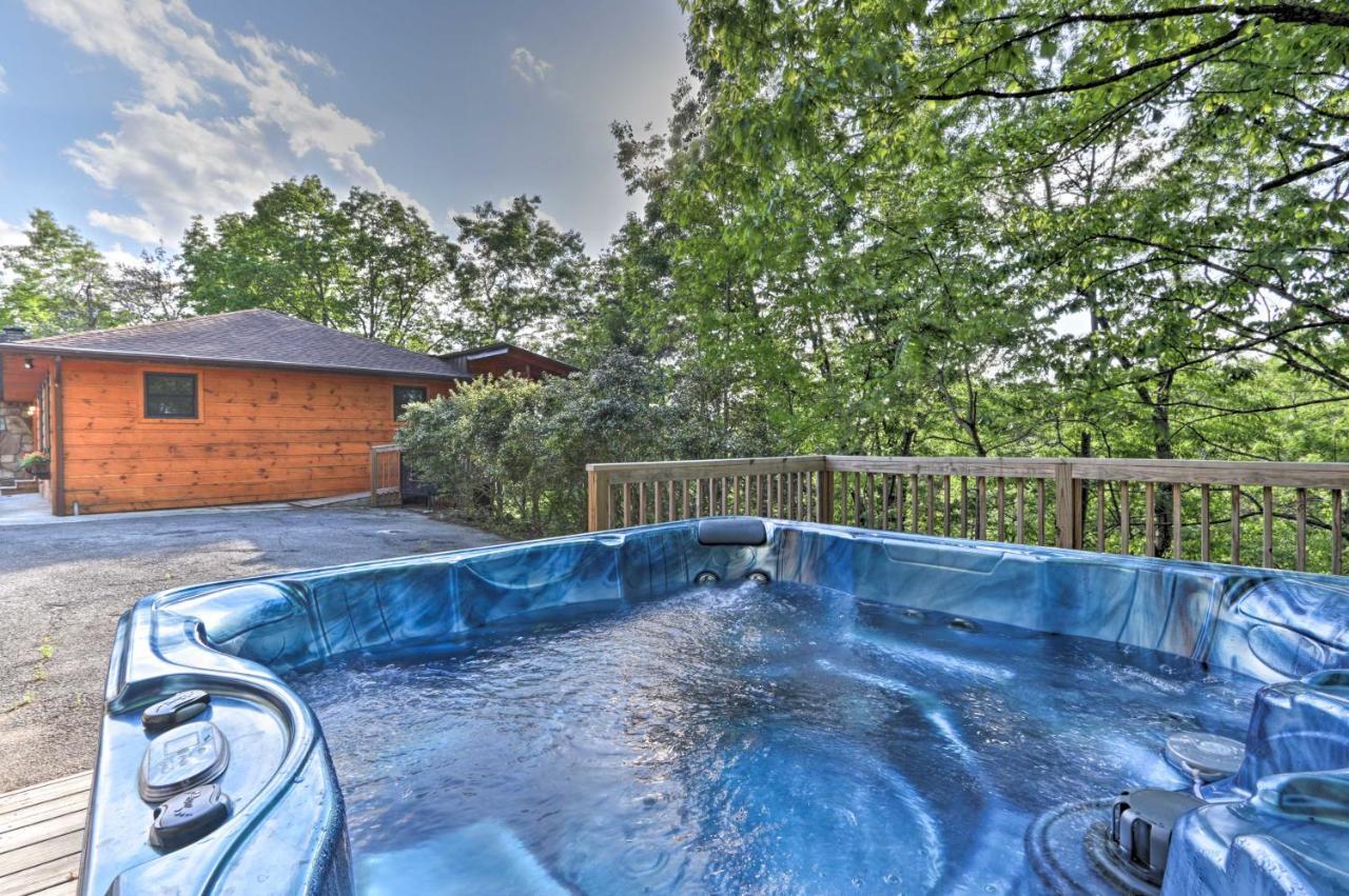 Holiday home Luxe With Hot Tub, Theater, Pool Table, Arcade
