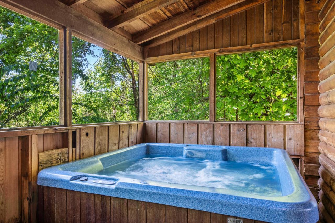 Romantic Log With Hot Tub *