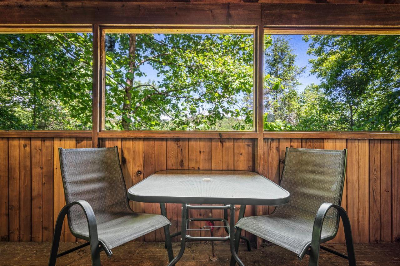 Romantic Log With Hot Tub