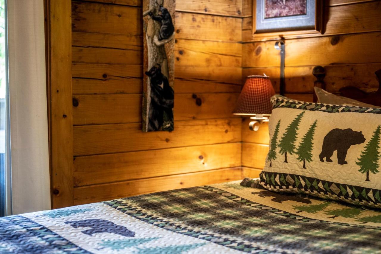 Romantic Log With Hot Tub Pigeon Forge