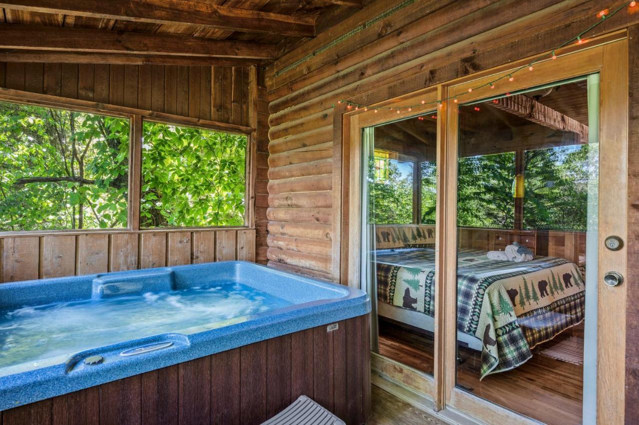 Romantic Log With Hot Tub