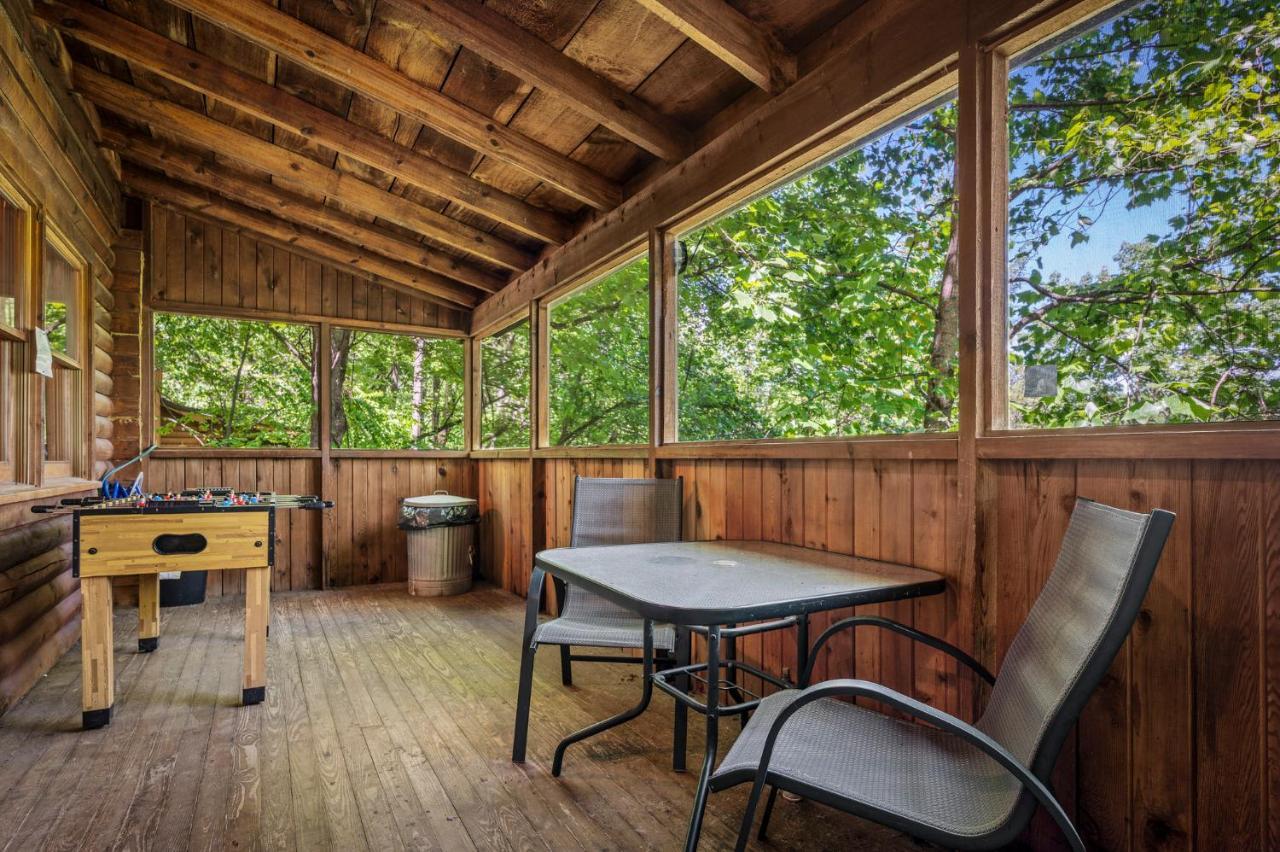 Romantic Log With Hot Tub Holiday home Pigeon Forge