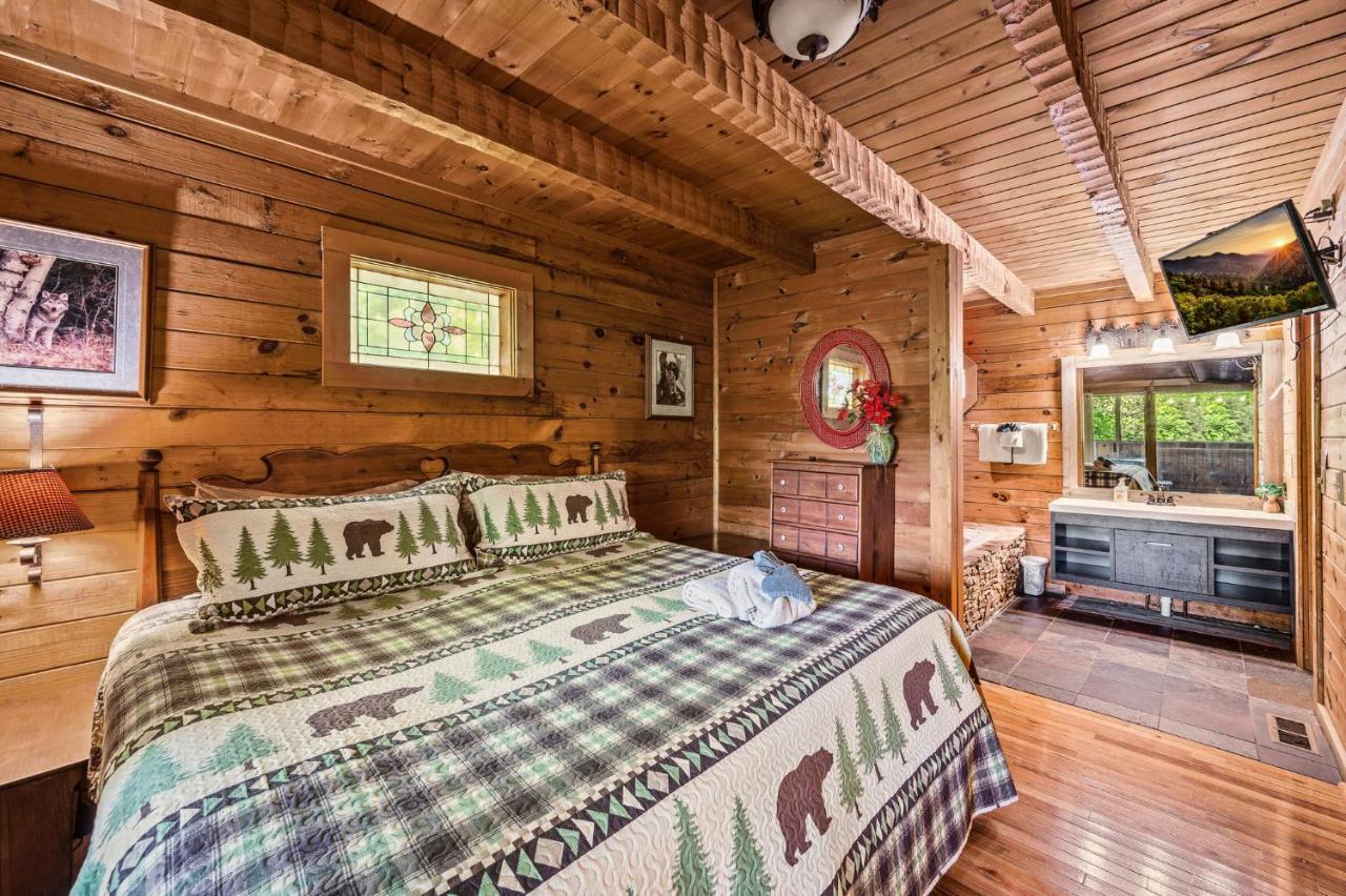 Romantic Log With Hot Tub Holiday home Pigeon Forge