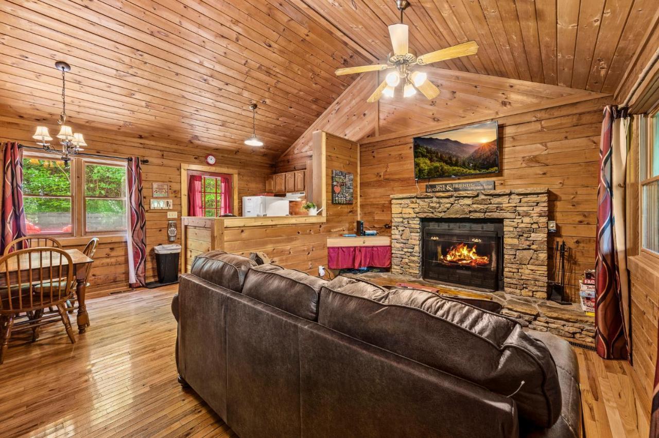 Romantic Log With Hot Tub Holiday home *
