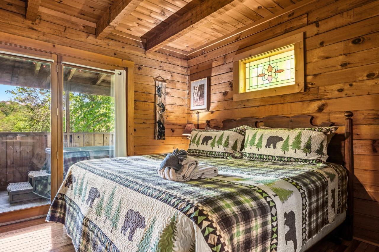 Romantic Log With Hot Tub *
