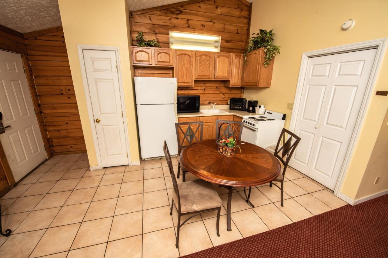 Close To Parkway Rd With River View Holiday home *