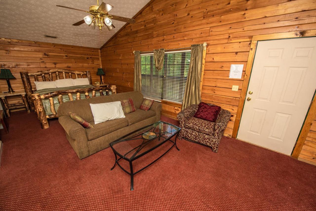 Close To Parkway Rd With River View Holiday home Pigeon Forge