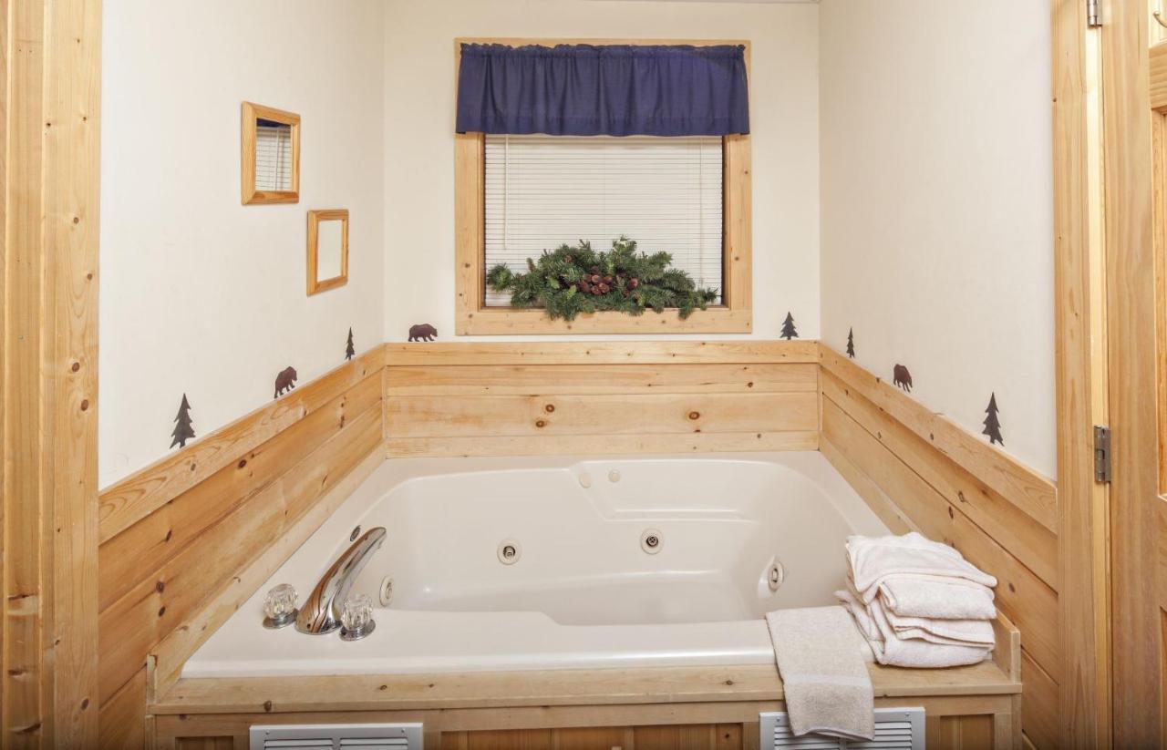 Er223 - Young's Hideaway Pigeon Forge