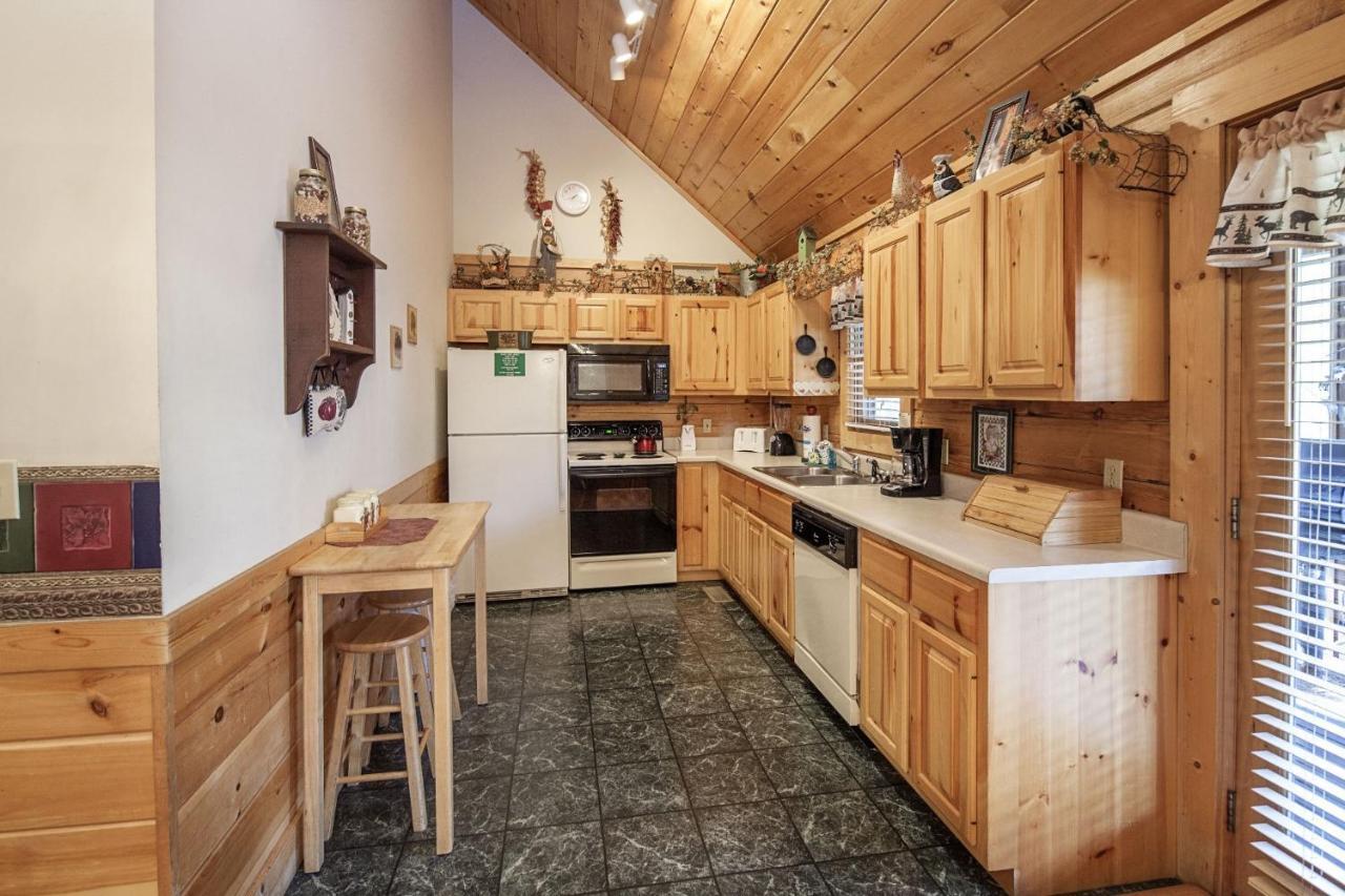 Er223 - Young's Hideaway Pigeon Forge