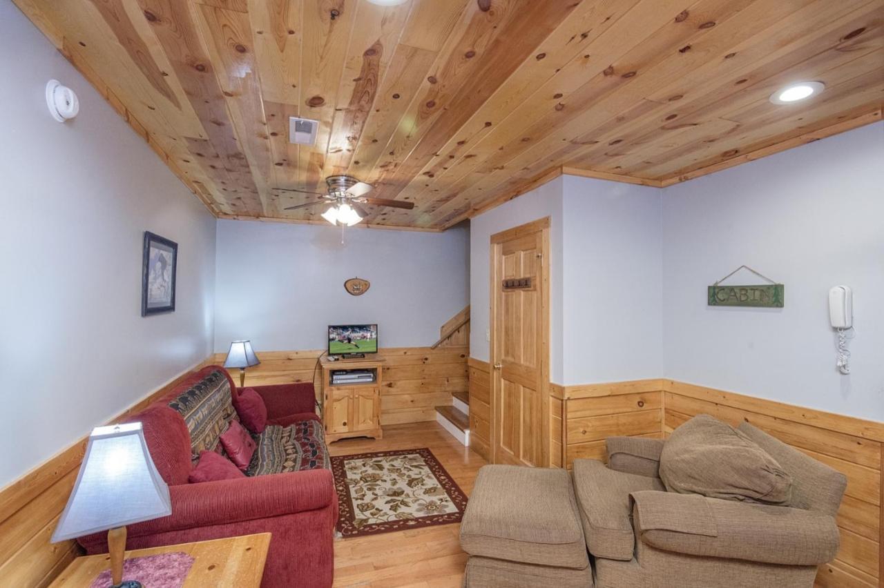 Er223 - Young's Hideaway Pigeon Forge