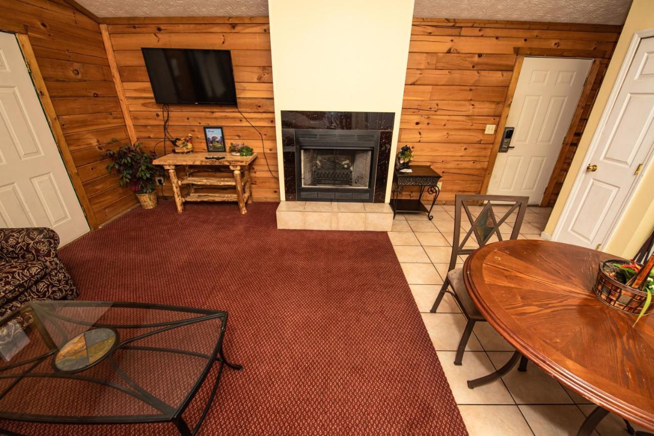 Close To Parkway Rd With River View Holiday home