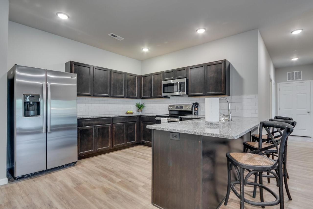 New 3 Bedroom Sleeps 6 Apartment