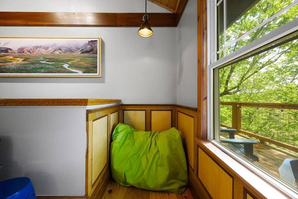 Holiday home Chic Private W/ Epic Views & Amenities! *