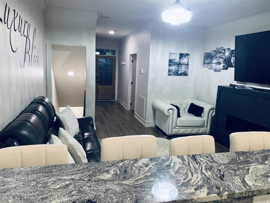 Luxury Bliss, Close To Major Attractions W/game & Gas Grill *