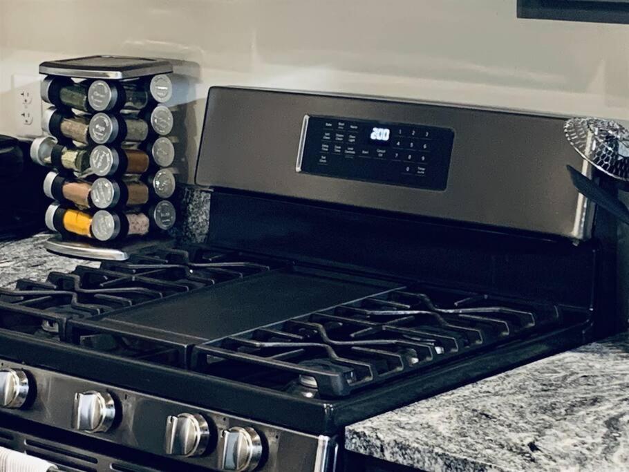 Luxury Bliss, Close To Major Attractions W/game & Gas Grill *